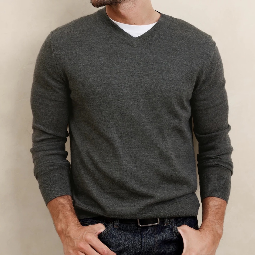 NWT Men’s Banana Republic Grey Merino Sweater in size small